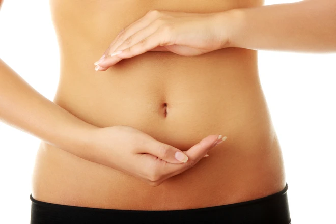 Bauch mit Händen symbolisiert, dass Kurkuma den Gallenfluss fördert und die Fettverdauung erleichtert